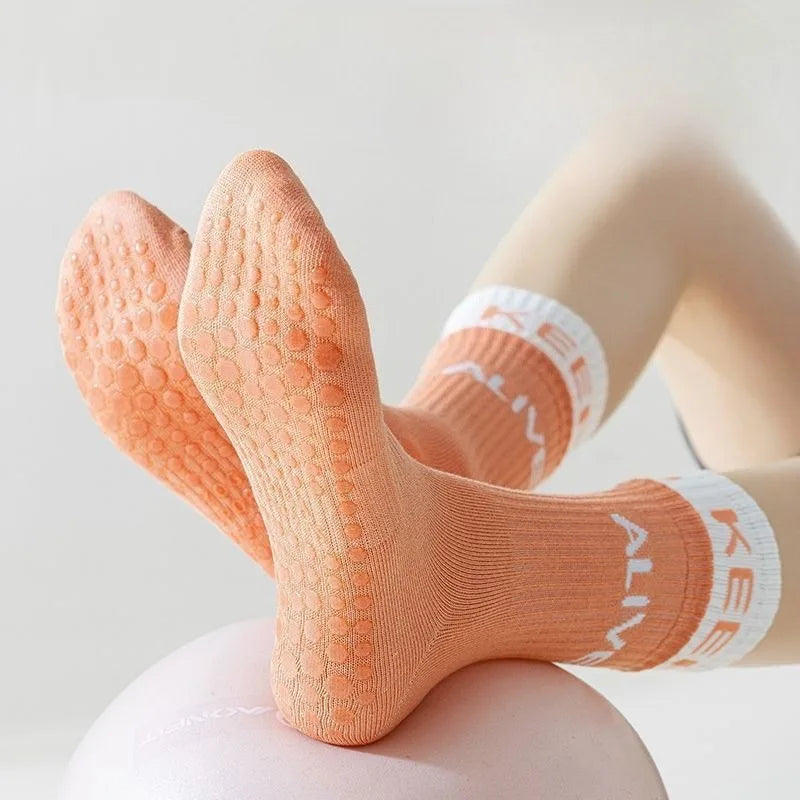 Women's Non-Slip Yoga Socks with Silicone Grip Mid Cushioned Workout Socks for Pilates Gym Indoor Exercises Yoga Socks